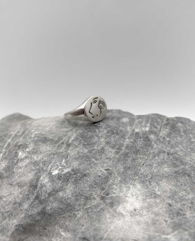 silver-alexa-ring-face