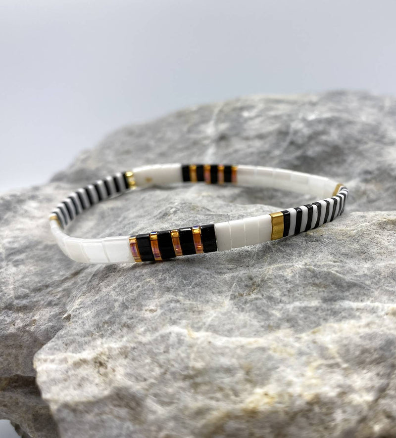 tilaclarrissa-bracelet-blackwhite-beads